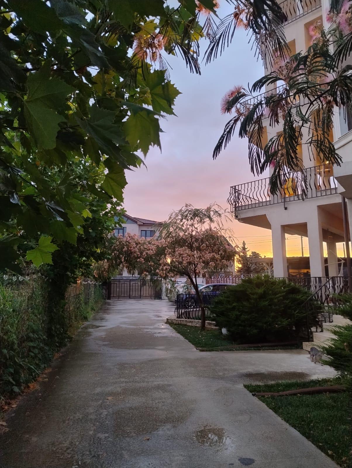 Piscina și spațiile de relaxare de la Breeze Villa Mamaia Nord